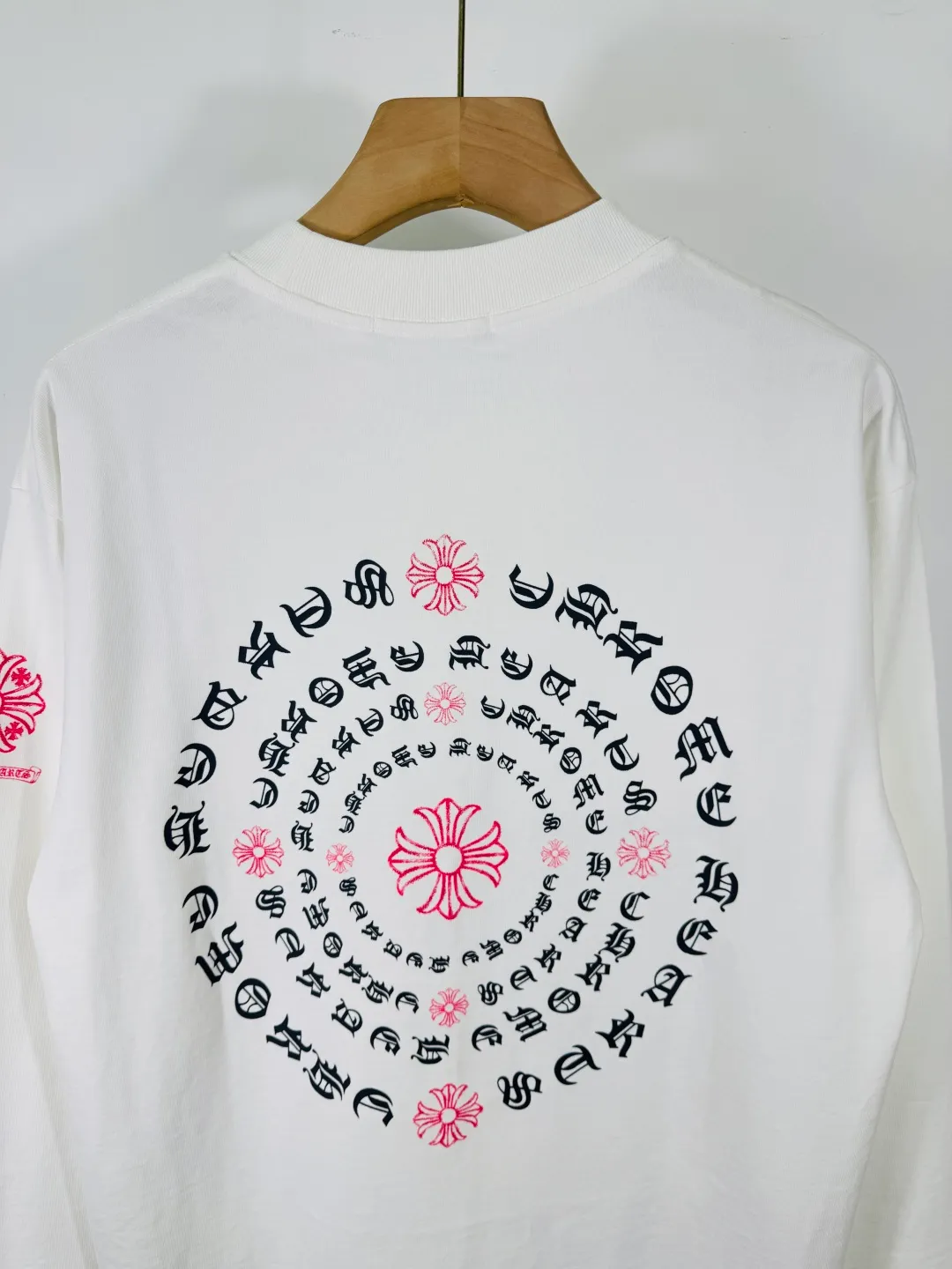 P280 top version, real shot without P, ​​different from market currency) 𝗖𝗵𝗿𝗼𝗺𝗲 𝗛𝗲𝗮𝗿𝘁𝘀/Cro Heart 2025 Autumn and Winter Horseshoe Cross 3D Printed Couple Casual Long Sleeve 👑The highest version! Customized fabric 320g fabric! Horseshoe cross sticker, a best-selling model in the counter, very comfortable to wear. Accessories: original molded and authenticated collar label➕100% silk wash label. Genuine purchase-grade original hangtag➕matching hanging rope➕3D hanging beads➕original packaging bag. Craftsmanship: The original version has consistent wiring! The highest version of the armhole matching technique! Color: Black White Size: S M L XL XXL